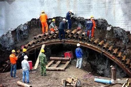 迪庆隧道钢花管支护案例